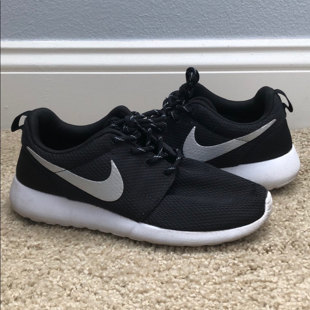 NIKE ROSHRUN (BLACK)